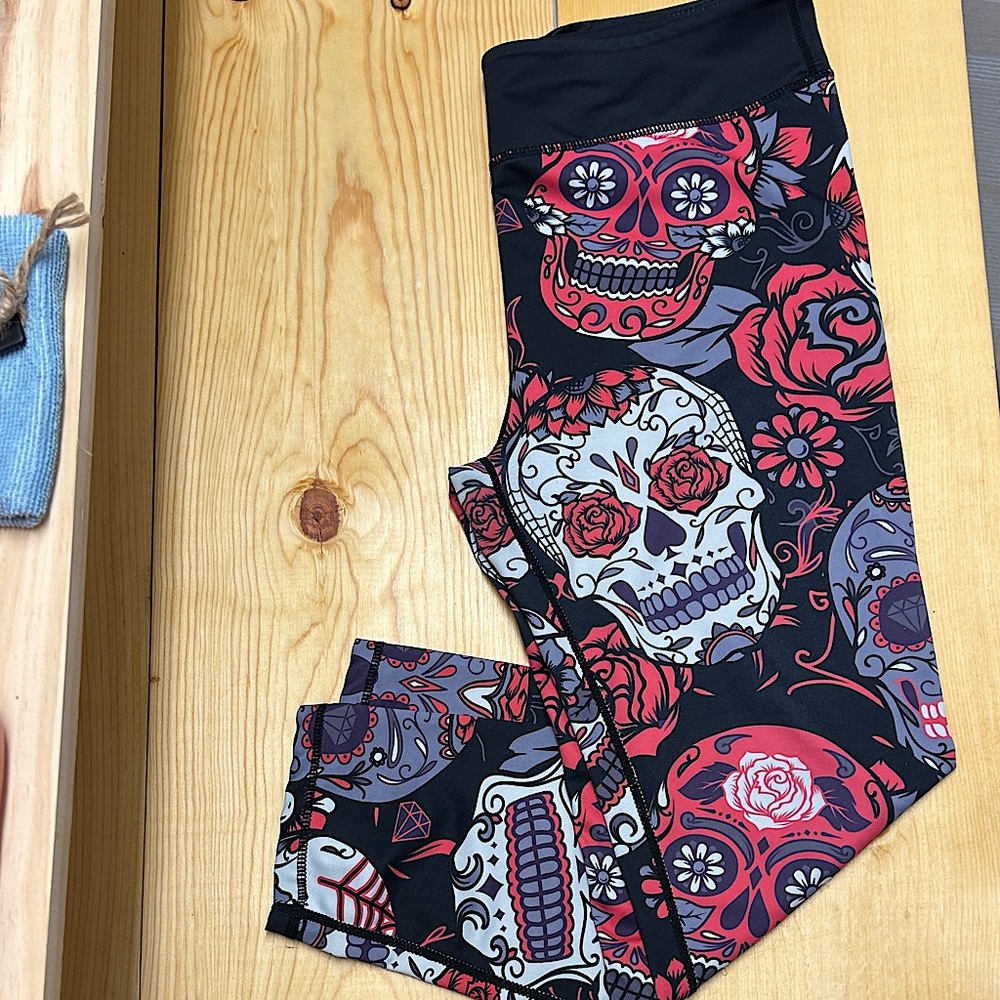 Skull and Rose CVG Capri Leggings
